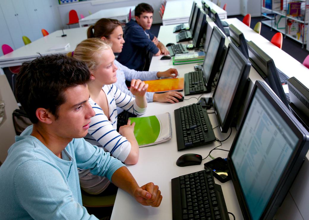 Des lycéens en salle informatique