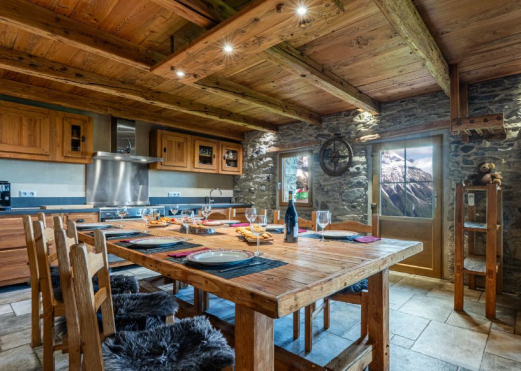 Intérieur d'une habitation, tout en bois, par la fenêtre, des pentes enneigées