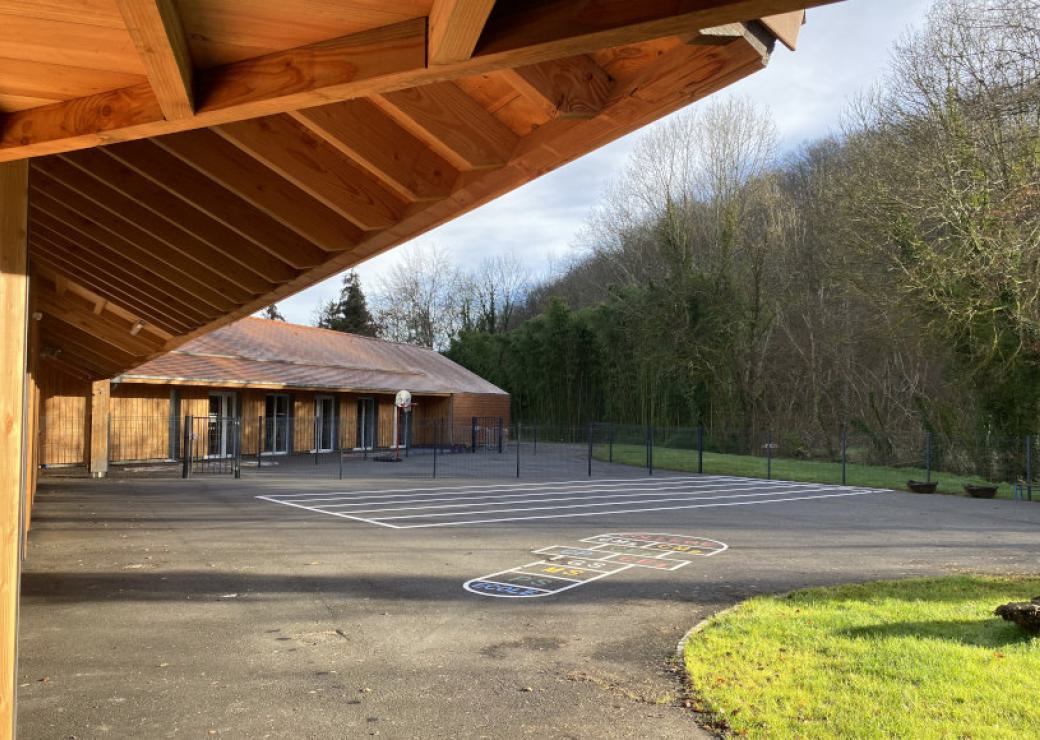 Un cours sur laquelle s'avance un auvent de bois
