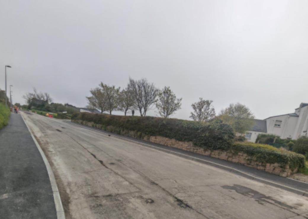 Une route en travaux par un jour brumeux