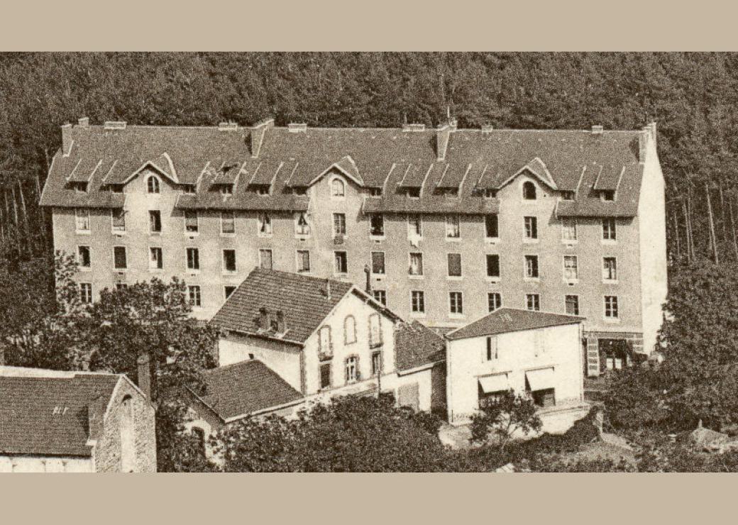 Un large bâtiment, haut de trois étages