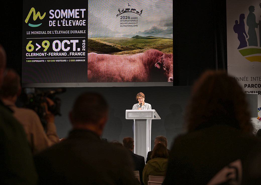 Annie Genevard au salon de l'élevage à Cournon 