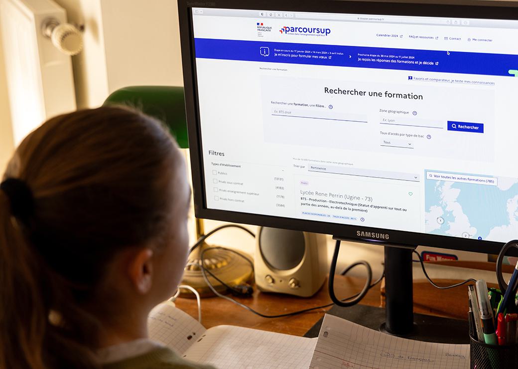 une lycéenne  regarde les formations sur parcoursup 