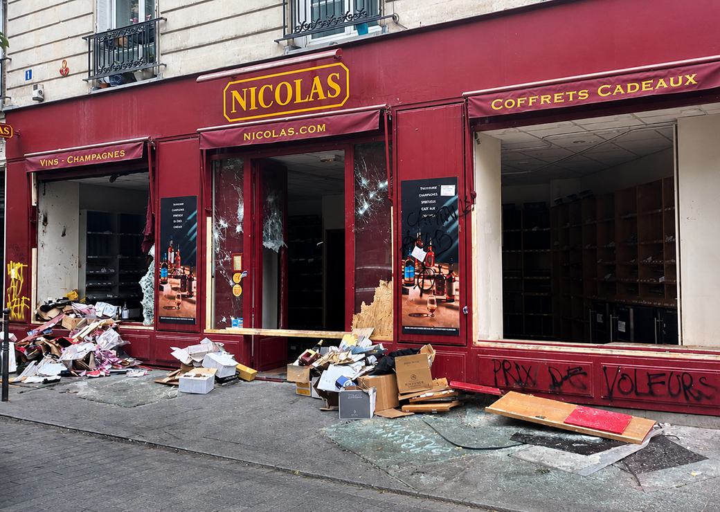 un commerce saccagé à Paris 