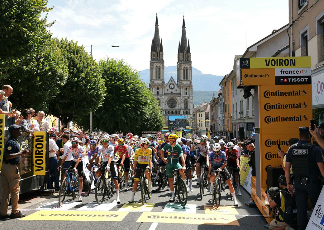 Départ d'une étape du tour de France à Voiron en Isère 