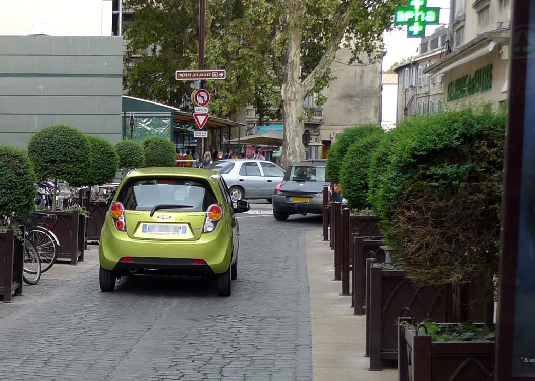 Voitures dans le centre d'Avignon 