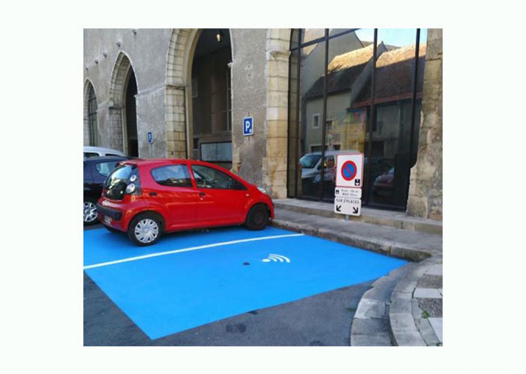 Place minute clairement identifiée en bleu