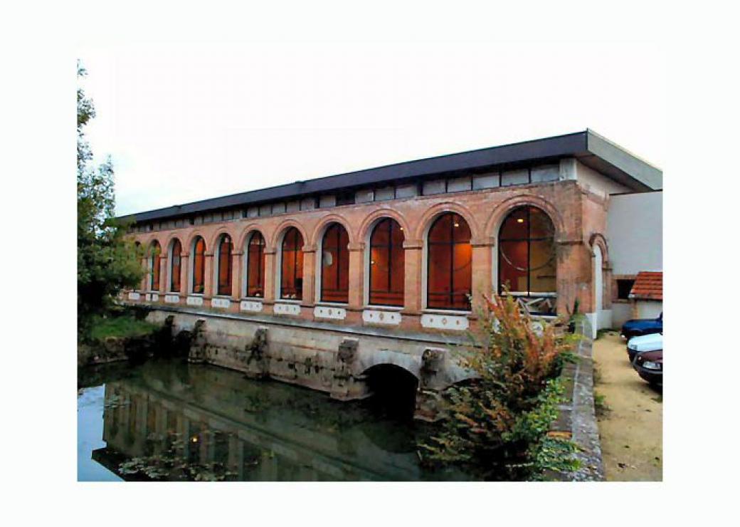 Ancien bâtiment industriel reconverti en centre régional des sports avec hébergement