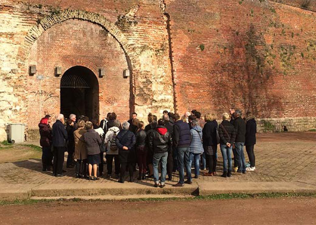 Départ de visite au pied des remparts et de la cathédrale