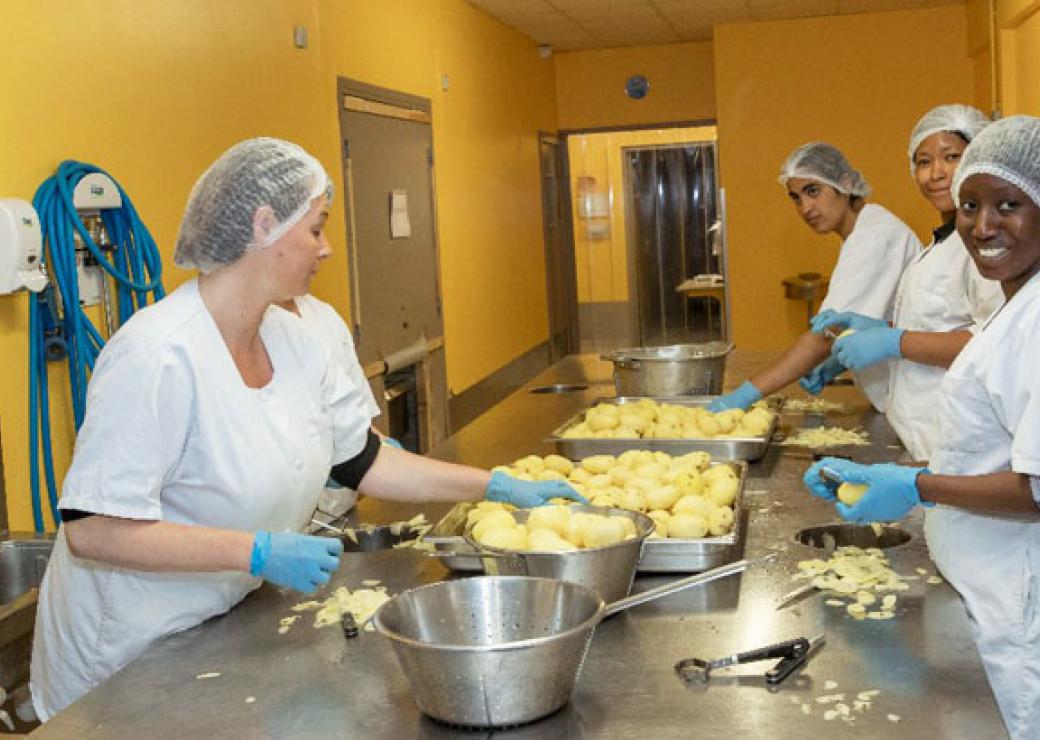 Au travail dans la légumerie