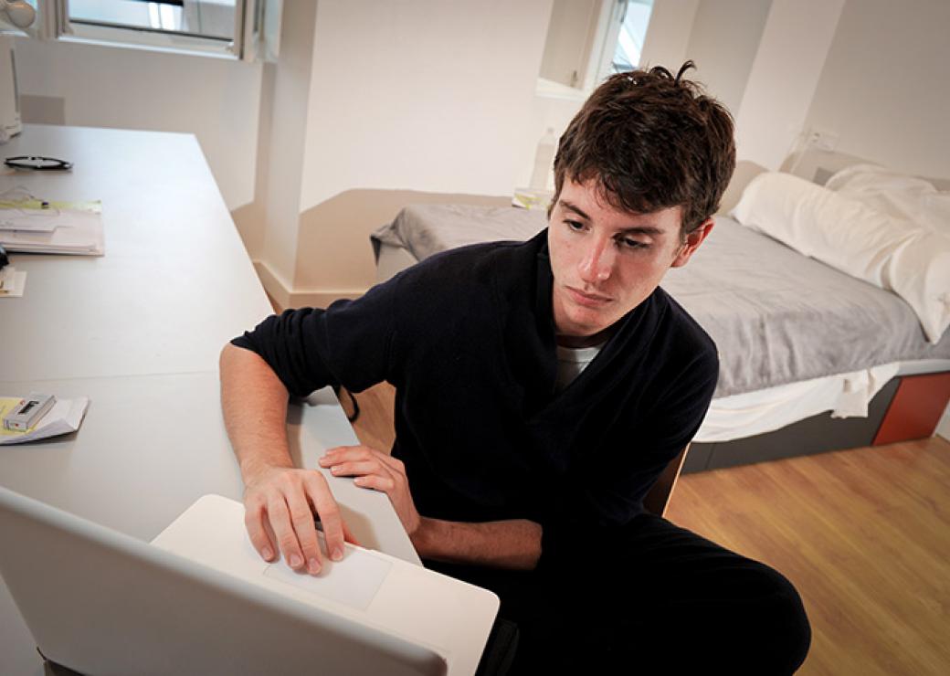 Jeune étudiant dans sa chambre chez un particulier
