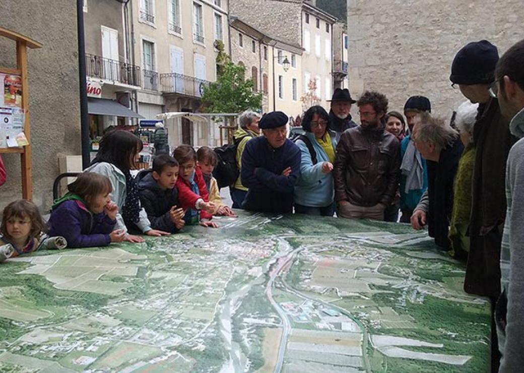 Photo aérienne de la commune de 3 mètres sur 5, installée sur la place du marché