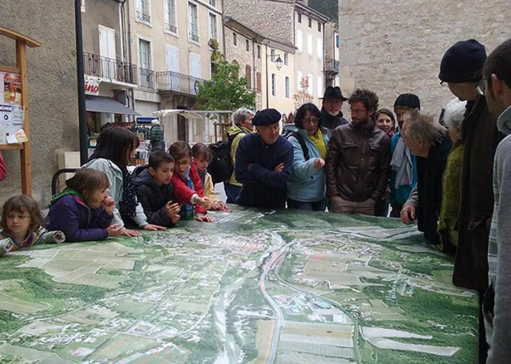 Photo aérienne de la commune de 3 mètres sur 5, installée sur la place du marché