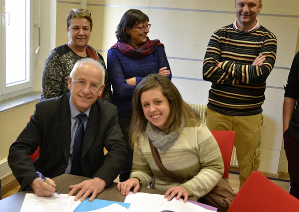 Signature d'un contrat de huit mois de service civique