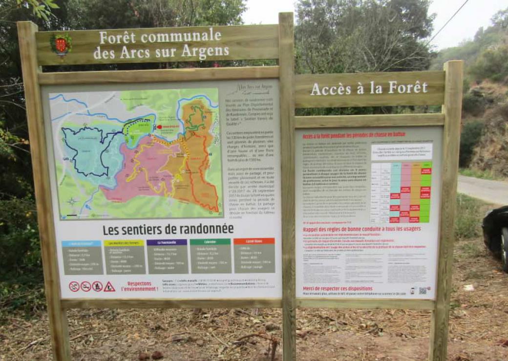 Panneau d'information implanté à une entrée du domaine forestier municipal