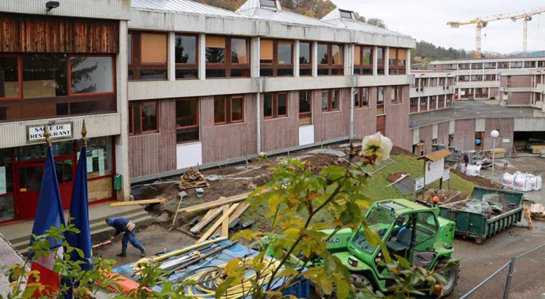 Depuis 2016 le lycee Charles-et-Adrien-Dupuy bénéficie, au Puy en Velay, d’une vaste campagne de travaux de rénovation énergétique d’une vaste campagne de travaux, essentiellement pour sa rénovation énergétique 