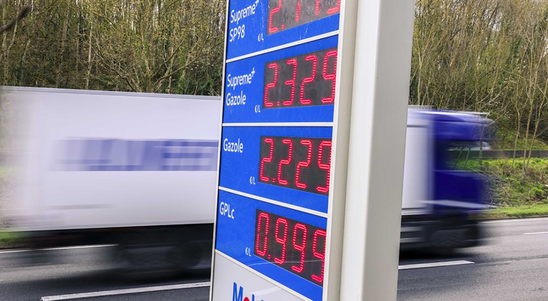 un camion passe devant une station service 