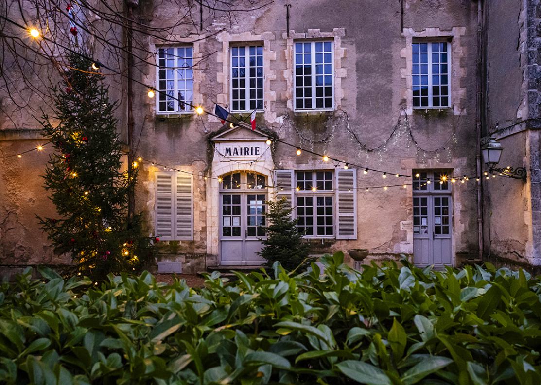 une petite mairie décorée pour noel 