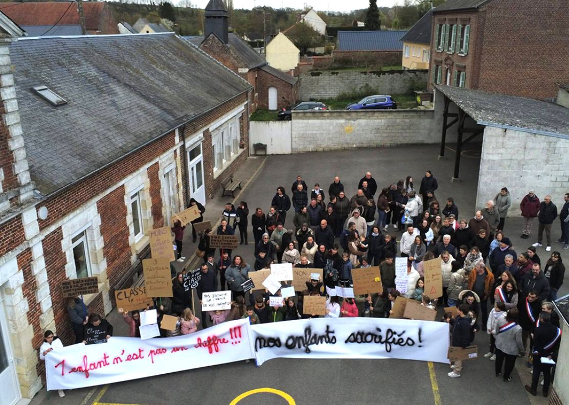 manifesation contre la fermeture de classe 