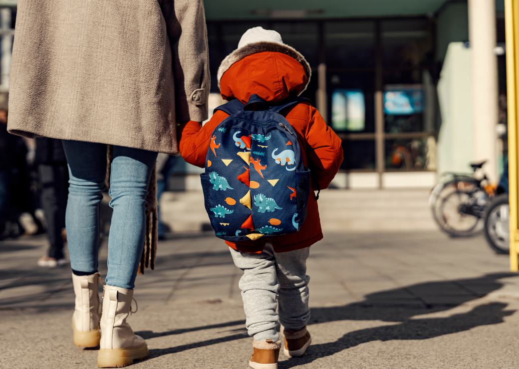 une femme emmène son enfant à la crèche 