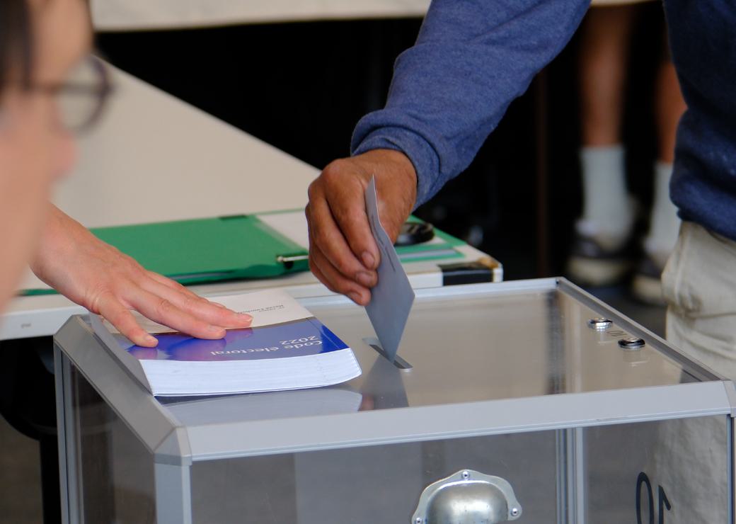  un électeur déposant son bulletin dans l’urne 