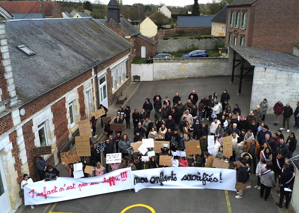 manifesation contre la fermeture de classe 