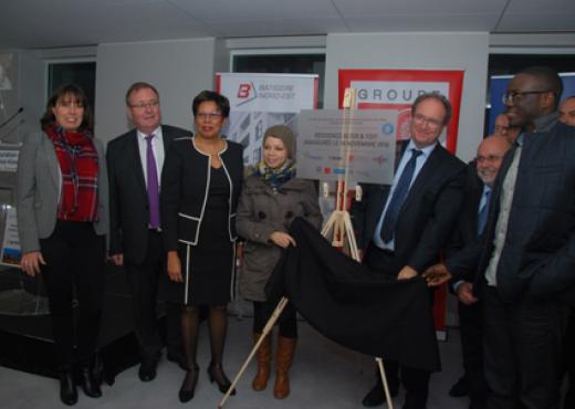 Le député-maire de Haguenau Claude Sturni a dévoilé la plaque inaugurale avec Madame la Sous-Préfète Chantal Ambroise, Philippe Specht, conseiller régional et maire de Schweighouse, Isabelle Halb-Siener, directrice territoriale Caisse des Dépôts, les représentants de Batigère et d’Amitel.