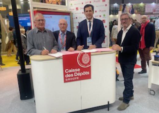 signature sur stand au salon des maires