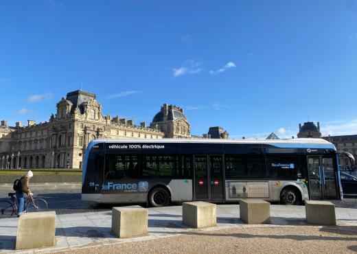 Bus RATP devant le Louvre