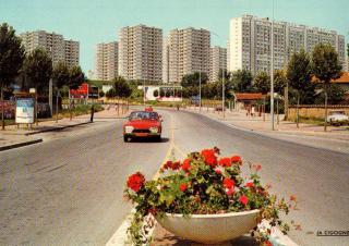 Carte postale ancienne des Minguettes à Vénissieux publiée sur le compte Twitter de @renaud_epstein dans le cadre de sa série "Un jour, une ZUP"  