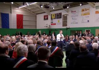 E. Macron / maires