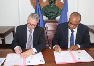Le préfet Patrice Faure et le directeur de la caisse d'allocations familiales de Guyane ont signé la convention de recentralisation du RSA en Guyane