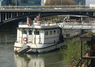 "L'Amirale Major Georgette Gogibus", centre d'hébergement (CHRS) géré par l'Armée du Salut, amarré à Neuilly-sur-Seine, accueille une cinquantaine de résidents