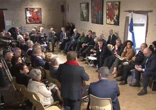 La rencontre du 14 février avec les maires de l'Indre. E. Macron avec, à sa droite, V. Berberian, au moment de la prise de parole d'A. Laignel