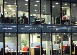 Bureau éclairage nuit heures supplémentaires travail 