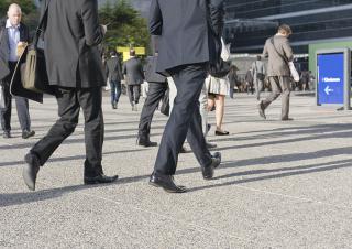 Foule cadres dynamiques costumes salaires 