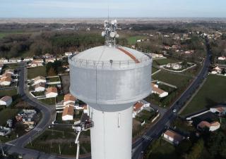 A Soullans en Vendée, les équipes d'Alsatis Réseaux déployant fin janvier les antennes qui permettront de proposer le THD Radio