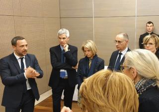 Échanges le 5 mars entre Adrien Taquet (à gauche) avec des parlementaires LREM des affaires sociales, dont Brigitte Bourguignon (au centre) sur la protection de l'enfance