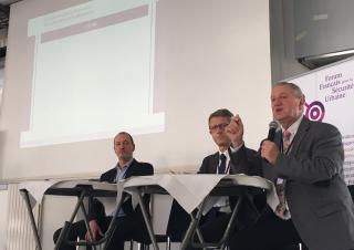 B. Rivaillé, maire-adjoint de Lormont présente les recommandations du FFSU sur le pilotage national de la prévention de la délinquance en présence de JP. Lafitte du CIPDR