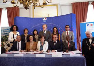  Emmanuelle Wargon et Annick Girardin signent le premier Contrat de transition écologique en outremer