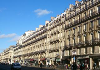 Rue d'immeubles haussmaniens Paris 