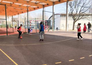 Gymnase terrain de basketball et handball