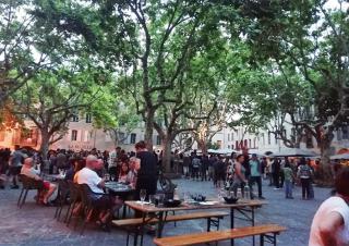 place aux herbes, uzès, touristes