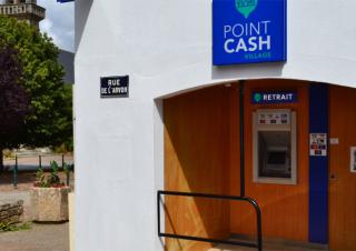 point cash Locmaria-Plouzané (Finistère).