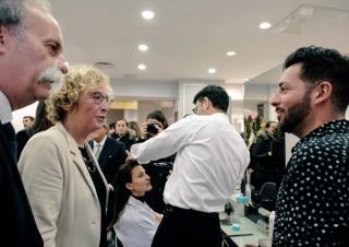 Bernard Stalter et Muriel Pénicaud visitant un salon de coiffure