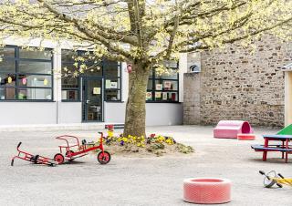 cour de maternelle, école