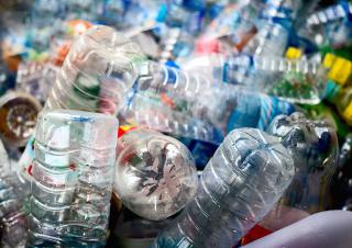 Tas de bouteilles plastiques à recycler