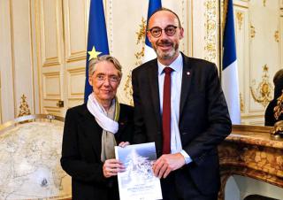 Stéphane Buchou remettant son rapport à Elisabeth Borne le 28 novembre.