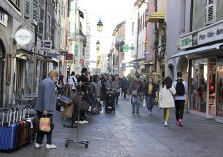 Photo d'une rue commerçante de la vieille ville