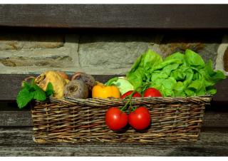Photographie type nature morte, d'un panier en osier contenant des légumes